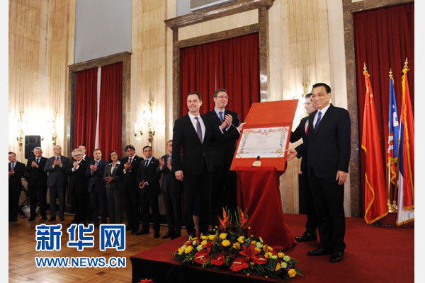 12月18日，中國國務(wù)院總理李克強在貝爾格萊德市政廳接受“貝爾格萊德榮譽市民”證書，塞爾維亞總理武契奇陪同出席。隨后，李克強同塞各界知名人士親切會見并互動交流。新華社記者 饒愛民 攝
