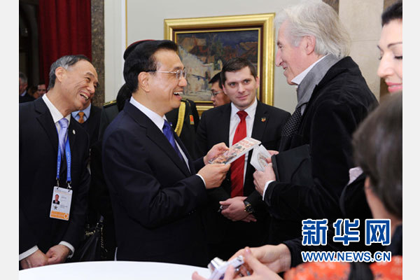 12月18日，中國國務(wù)院總理李克強在貝爾格萊德市政廳接受“貝爾格萊德榮譽市民”證書，塞爾維亞總理武契奇陪同出席。隨后，李克強同塞各界知名人士親切會見并互動交流。這是李克強同電影《瓦爾特保衛(wèi)薩拉熱窩》的演員薩馬爾季奇親切交談。新華社記者 饒愛民 攝