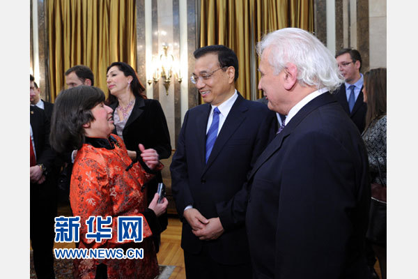 12月18日，中國國務(wù)院總理李克強在貝爾格萊德市政廳接受“貝爾格萊德榮譽市民”證書，塞爾維亞總理武契奇陪同出席。隨后，李克強同塞各界知名人士親切會見并互動交流。這是李克強同漢學(xué)家波普—采尼奇夫婦親切交談。新華社記者 饒愛民 攝