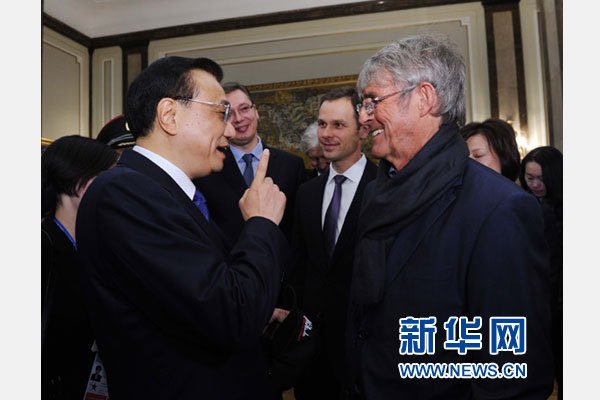 12月18日，中國國務(wù)院總理李克強在貝爾格萊德市政廳接受“貝爾格萊德榮譽市民”證書，塞爾維亞總理武契奇陪同出席。隨后，李克強同塞各界知名人士親切會見并互動交流。這是李克強同著名足球教練米盧蒂諾維奇親切交談。新華社記者 饒愛民 攝