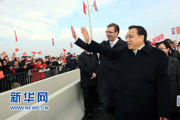 12月18日，中國國務院總理李克強在貝爾格萊德同塞爾維亞總理武契奇共同出席貝爾格萊德跨多瑙河大橋竣工儀式。這是李克強與武契奇在儀式現(xiàn)場向塞爾維亞群眾揮手致意。新華社記者 饒愛民 攝