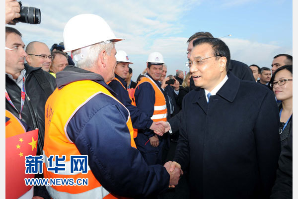 12月18日，中國國務院總理李克強在貝爾格萊德同塞爾維亞總理武契奇共同出席貝爾格萊德跨多瑙河大橋竣工儀式。這是李克強同大橋建設者親切交流。新華社記者 饒愛民 攝
