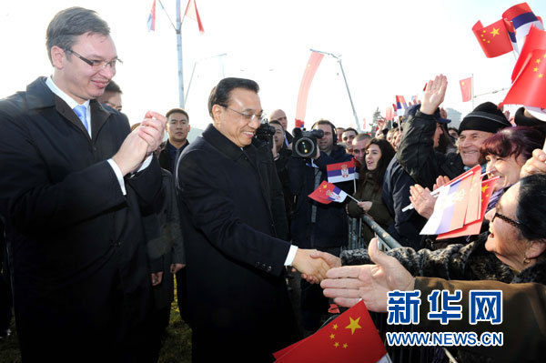12月18日，中國國務院總理李克強在貝爾格萊德同塞爾維亞總理武契奇共同出席貝爾格萊德跨多瑙河大橋竣工儀式。這是李克強在儀式現(xiàn)場同塞爾維亞群眾親切握手。新華社記者 饒愛民 攝