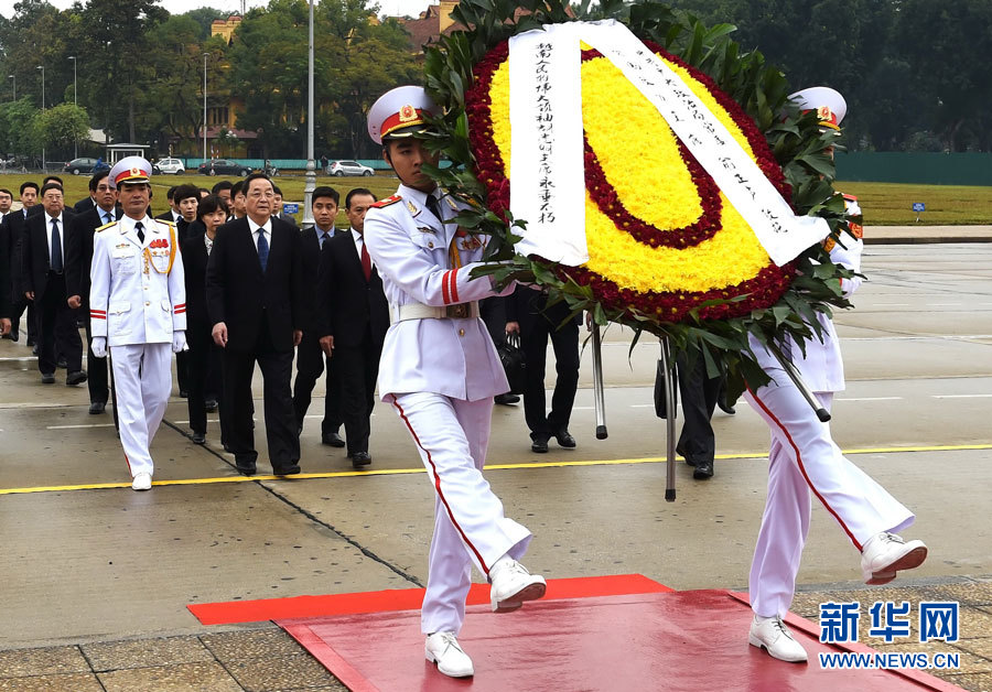 12月25日至27日，中共中央政治局常委、全國政協(xié)主席俞正聲對越南進(jìn)行正式訪問。 這是12月27日，俞正聲在河內(nèi)瞻仰胡志明主席陵。新華社記者劉建生攝
