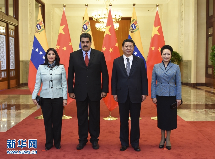 1月7日，國(guó)家主席習(xí)近平在北京人民大會(huì)堂會(huì)見委內(nèi)瑞拉總統(tǒng)馬杜羅。這是會(huì)見前，習(xí)近平和夫人彭麗媛同馬杜羅夫婦合影。 新華社記者 張鐸 攝
