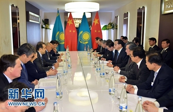 1月21日，中國國務院總理李克強在瑞士達沃斯會見哈薩克斯坦總理馬西莫夫。 新華社記者 李濤 攝