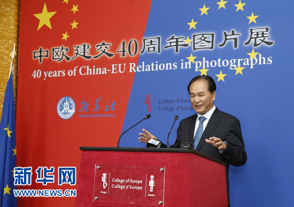 5月18日，正在比利時(shí)訪問的新華社社長蔡名照在比利時(shí)布魯日歐洲學(xué)院舉行的“中歐建交40周年圖片展”開幕式上致辭。在中歐建交40周年之際，由新華社、歐洲學(xué)院主辦的“中歐建交40周年圖片展”18日在位于比利時(shí)布魯日的歐洲學(xué)院開幕。 新華社記者葉平凡攝 