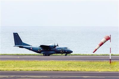 7日，法屬留尼汪島，法國軍事運輸機沿海岸搜尋MH370殘骸。