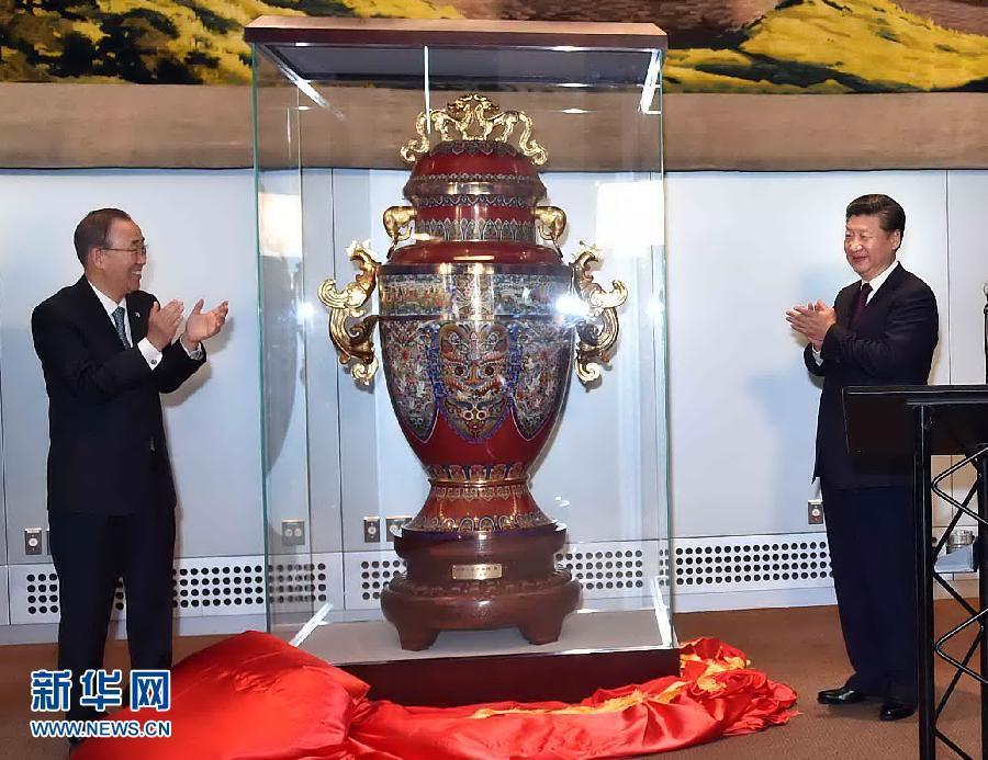 9月27日，國(guó)家主席習(xí)近平在紐約出席中國(guó)向聯(lián)合國(guó)贈(zèng)送“和平尊”儀式。聯(lián)合國(guó)秘書(shū)長(zhǎng)潘基文出席。 新華社記者 李濤 攝 