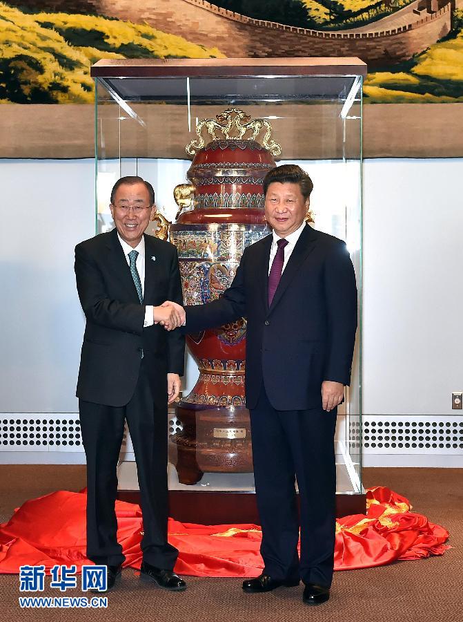 9月27日，國(guó)家主席習(xí)近平在紐約出席中國(guó)向聯(lián)合國(guó)贈(zèng)送“和平尊”儀式。聯(lián)合國(guó)秘書(shū)長(zhǎng)潘基文出席。 新華社記者 李濤 攝 