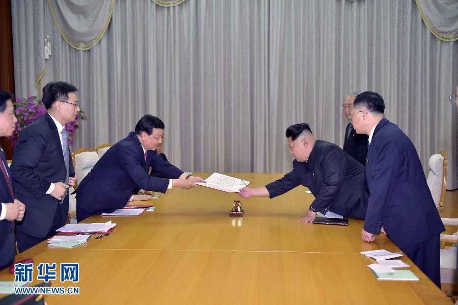10月9日，中共中央政治局常委、中央書記處書記劉云山在平壤百花園迎賓館會(huì)見朝鮮勞動(dòng)黨第一書記金正恩。這是劉云山向金正恩轉(zhuǎn)交習(xí)近平總書記的親署函。新華社記者 李濤 攝