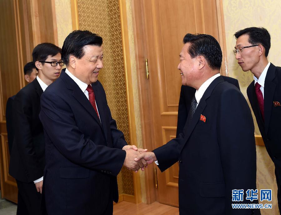 10月9日，在朝鮮進(jìn)行正式友好訪問的中共中央政治局常委、中央書記處書記劉云山與朝鮮勞動(dòng)黨中央政治局委員、中央書記崔龍海舉行會(huì)談。新華社記者 饒愛民 攝