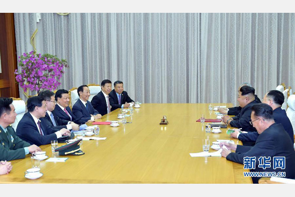 10月9日，中共中央政治局常委、中央書記處書記劉云山在平壤百花園迎賓館會(huì)見朝鮮勞動(dòng)黨第一書記金正恩。 新華社記者 李濤 攝 