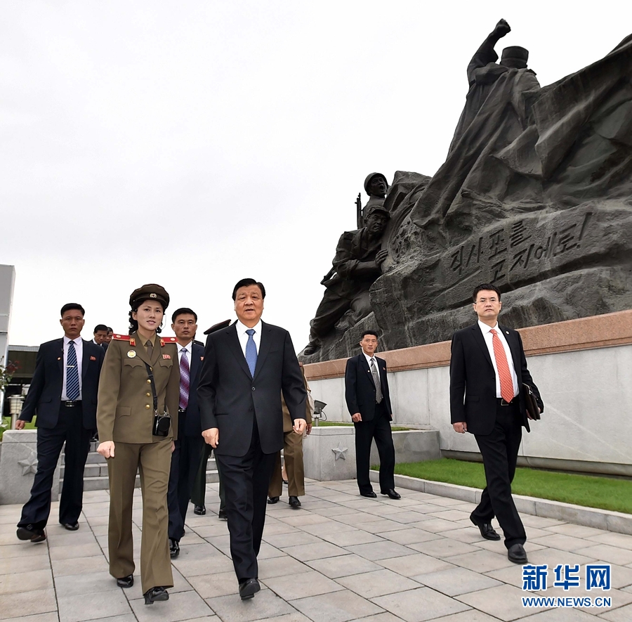10月10日，正在朝鮮訪問的中共中央政治局常委、中央書記處書記劉云山在平壤參觀朝鮮祖國解放戰(zhàn)爭勝利紀(jì)念館。 新華社記者 李濤 攝