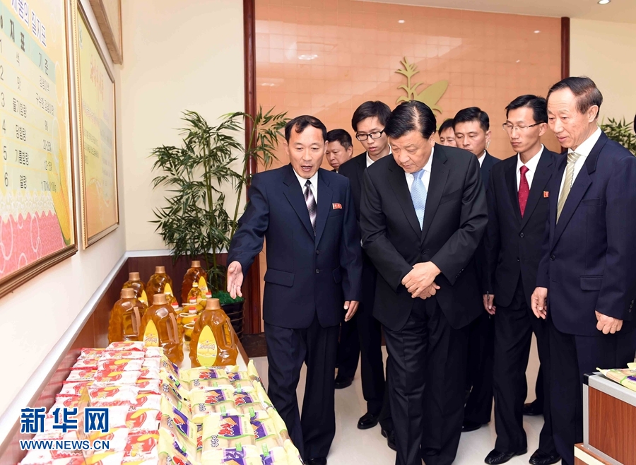 10月11日，中共中央政治局常委、中央書記處書記劉云山參觀考察平壤玉米加工廠。 新華社記者 饒愛民 攝
