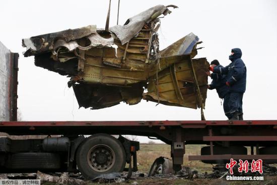 資料圖：2014年11月16日，烏克蘭頓涅茨克地區(qū)，墜毀MH17飛機事故現(xiàn)場成功搜尋到起落架的部分殘骸，一大塊機身殘片等。