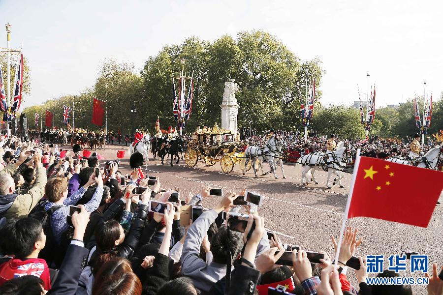 這是習(xí)近平和夫人彭麗媛在女王夫婦陪同下，乘坐皇家馬車前往白金漢宮下榻。新華社記者 周磊 攝