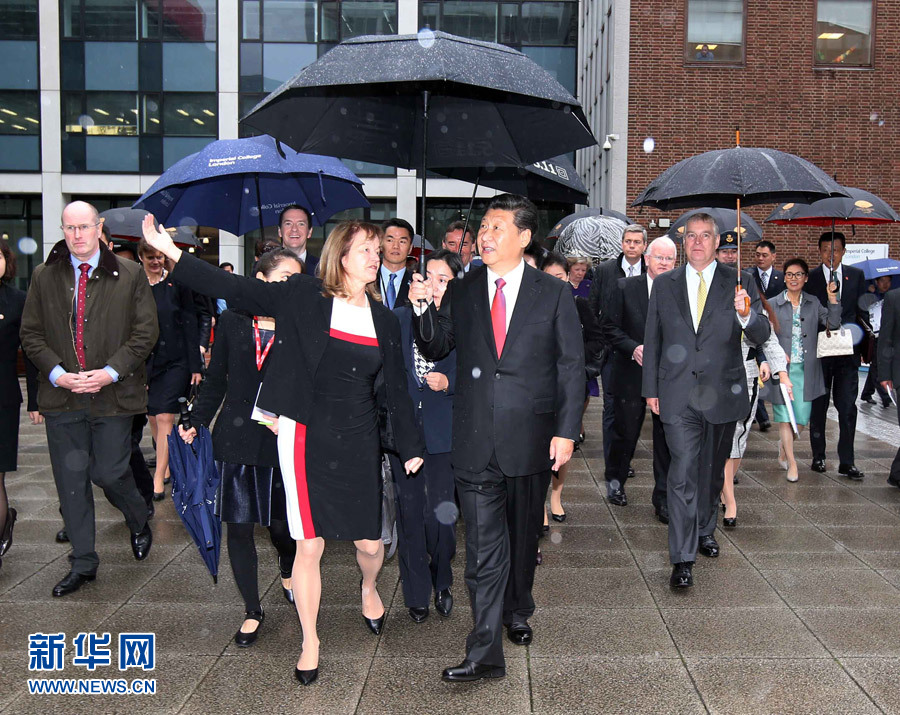 10月21日，國家主席習近平在倫敦參觀帝國理工學院。 新華社記者姚大偉 攝