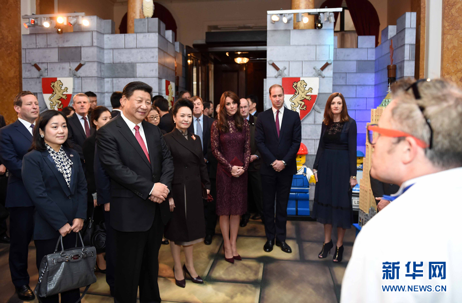 10月21日，國(guó)家主席習(xí)近平和夫人彭麗媛在英國(guó)威廉王子夫婦陪同下，出席在倫敦舉行的中英創(chuàng)意產(chǎn)業(yè)展。 新華社記者 張鐸 攝