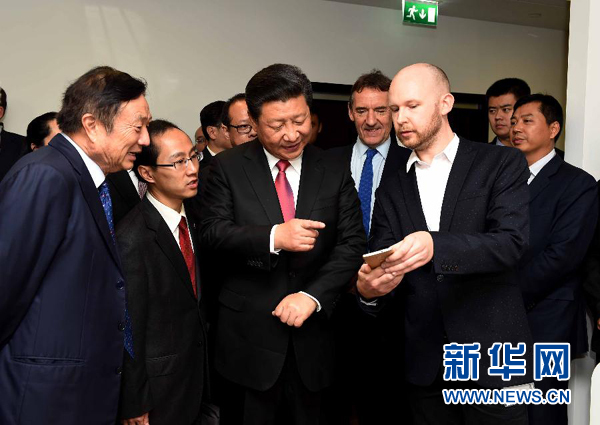 10月21日，國家主席習(xí)近平在倫敦參觀華為英國公司。 新華社記者 饒愛民 攝