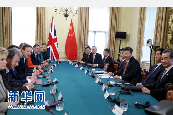 10月21日，國家主席習(xí)近平在倫敦唐寧街首相府同英國首相卡梅倫舉行會(huì)談。 新華社記者 鞠鵬 攝 