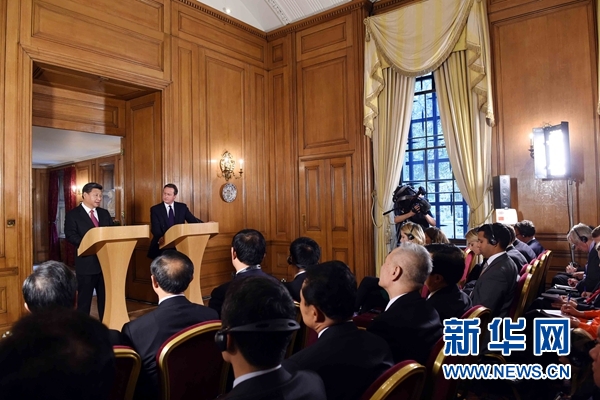 10月21日，國家主席習(xí)近平在倫敦唐寧街首相府同英國首相卡梅倫舉行會(huì)談。這是會(huì)談結(jié)束后，習(xí)近平和卡梅倫共同會(huì)見記者。 新華社記者 饒愛民 攝 