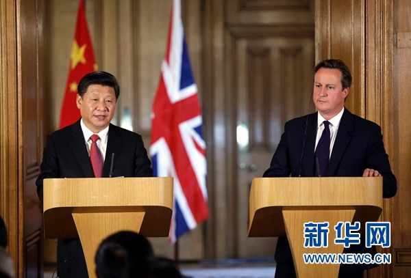 10月21日，國家主席習(xí)近平在倫敦唐寧街首相府同英國首相卡梅倫舉行會(huì)談。這是會(huì)談結(jié)束后，習(xí)近平和卡梅倫共同會(huì)見記者。 新華社記者 鞠鵬 攝 