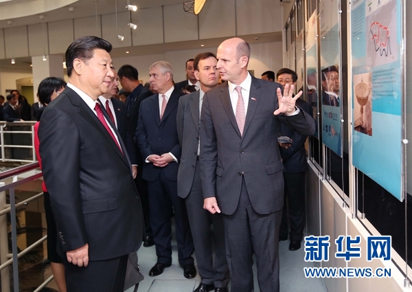 10月22日，國家主席習近平在倫敦參觀國際移動衛(wèi)星公司。新華社記者 姚大偉 攝 