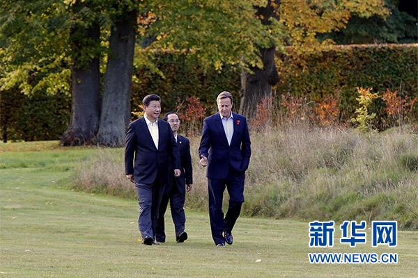 這是習(xí)近平與卡梅倫漫步草坪，邊走邊談。新華社記者 鞠鵬攝