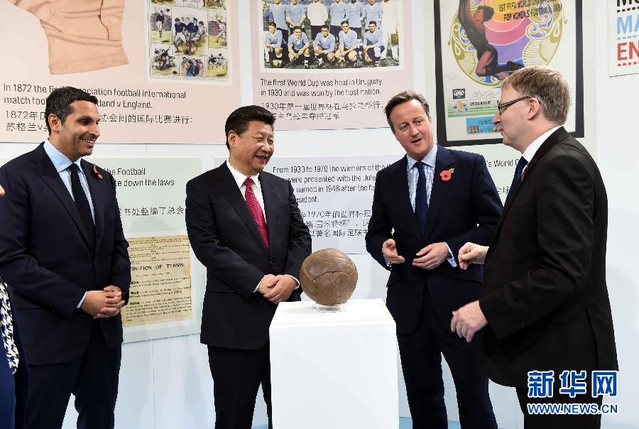 10月23日，國家主席習(xí)近平在英國首相卡梅倫陪同下，參觀曼徹斯特城市足球?qū)W院。 新華社記者 饒愛民 攝