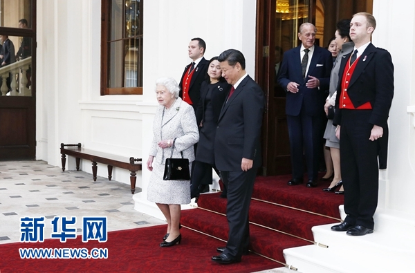 10月22日，國家主席習(xí)近平和夫人彭麗媛離開白金漢宮。離開前，英國女王伊麗莎白二世和丈夫菲利普親王專門前來同習(xí)近平夫婦親切話別。新華社記者 鞠鵬 攝