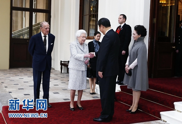 10月22日，國家主席習(xí)近平和夫人彭麗媛離開白金漢宮。離開前，英國女王伊麗莎白二世和丈夫菲利普親王專門前來同習(xí)近平夫婦親切話別。新華社記者 鞠鵬 攝
