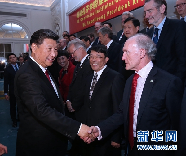 10月22日，國家主席習近平在倫敦出席全英孔子學院和孔子課堂年會開幕式。這是習近平同參加開幕式的嘉賓親切交談。 新華社記者 龐興雷 攝 