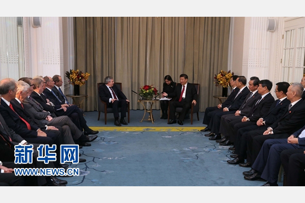 10月22日，國(guó)家主席習(xí)近平在倫敦集體會(huì)見(jiàn)英國(guó)前首相布朗等英國(guó)友人。新華社記者 龐興雷 攝 