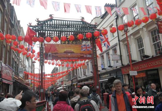 習(xí)近平主席訪問英國(guó)，倫敦唐人街掛出大紅燈籠和中英兩國(guó)國(guó)旗。 <a target='_blank' ><p  align=