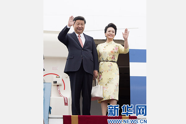 11月5日，中共中央總書記、國家主席習(xí)近平抵達(dá)越南首都河內(nèi)，開始對(duì)越南進(jìn)行國事訪問。這是習(xí)近平和夫人彭麗媛步出艙門向歡迎人群揮手致意。新華社記者 李學(xué)仁 攝
