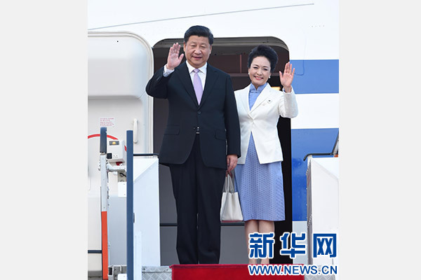 11月6日，國(guó)家主席習(xí)近平抵達(dá)新加坡，開(kāi)始對(duì)新加坡進(jìn)行國(guó)事訪問(wèn)。這是習(xí)近平和夫人彭麗媛步出艙門。 新華社記者張鐸攝