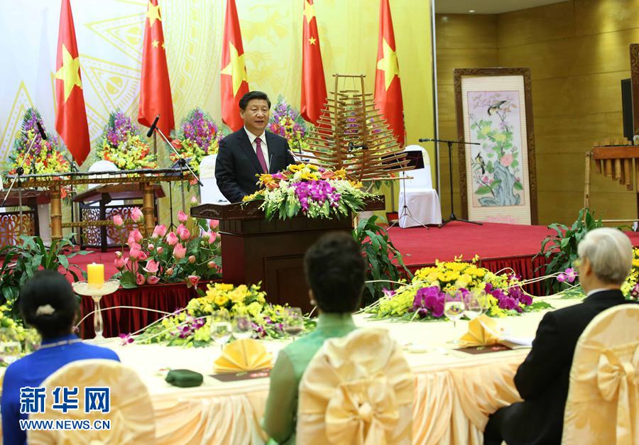 11月5日，中共中央總書記、國家主席習近平和夫人彭麗媛出席越共中央總書記阮富仲和越南國家主席張晉創(chuàng)在河內(nèi)國際會議中心舉行的盛大歡迎晚宴。新華社記者 龐興雷 攝 