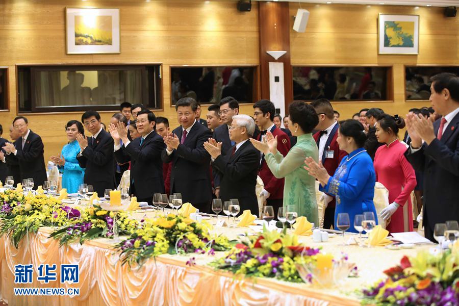 11月5日，中共中央總書記、國家主席習近平和夫人彭麗媛出席越共中央總書記阮富仲和越南國家主席張晉創(chuàng)在河內(nèi)國際會議中心舉行的盛大歡迎晚宴。新華社記者 龐興雷 攝 