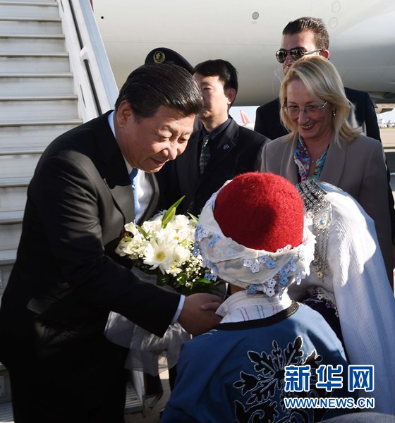 11月14日，國家主席習(xí)近平抵達土耳其安塔利亞，應(yīng)土耳其共和國總統(tǒng)埃爾多安邀請，出席二十國集團領(lǐng)導(dǎo)人第十次峰會。這是土耳其兒童向習(xí)近平主席獻花。新華社記者 饒愛民 攝 