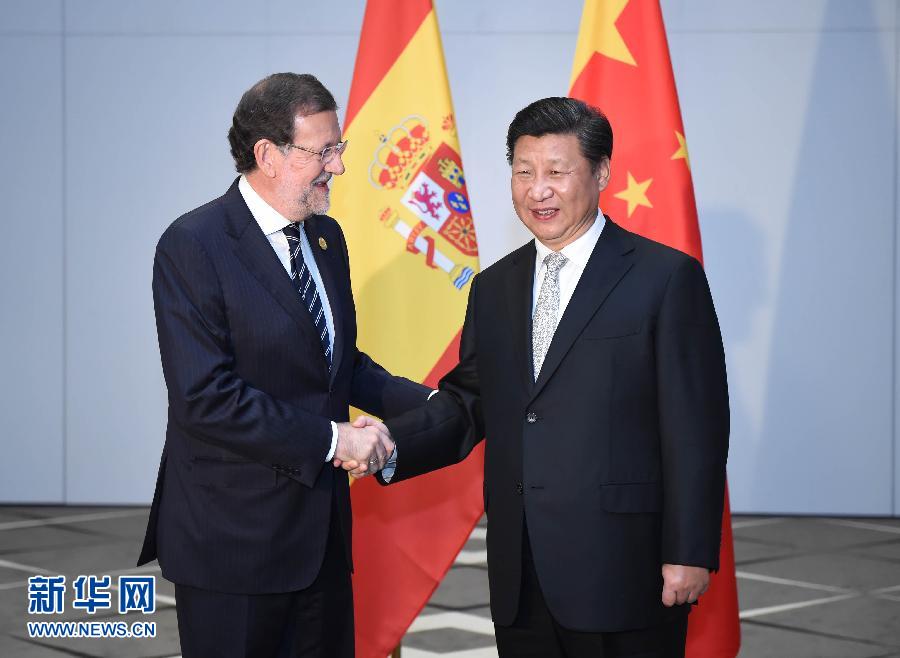 11月16日，國(guó)家主席習(xí)近平在土耳其安塔利亞會(huì)見(jiàn)西班牙首相拉霍伊。 新華社記者 張鐸 攝