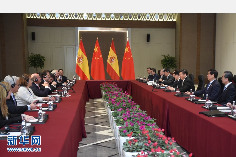 11月16日，國(guó)家主席習(xí)近平在土耳其安塔利亞會(huì)見(jiàn)西班牙首相拉霍伊。 新華社記者 張鐸 攝