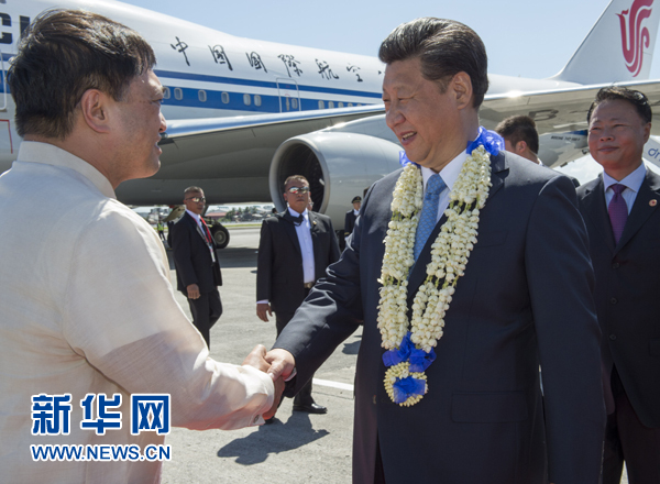 11月17日，國家主席習近平抵達菲律賓首都馬尼拉尼諾·阿基諾國際機場，出席即將舉行的亞太經合組織第二十三次領導人非正式會議。菲律賓高級官員到機場迎接習近平主席。新華社記者李學仁攝