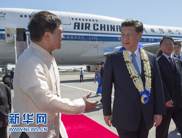 11月17日，國家主席習近平抵達菲律賓首都馬尼拉尼諾·阿基諾國際機場，出席即將舉行的亞太經合組織第二十三次領導人非正式會議。菲律賓高級官員到機場迎接習近平主席。新華社記者李學仁攝