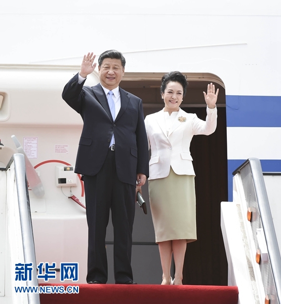 12月1日，中國(guó)國(guó)家主席習(xí)近平乘專機(jī)抵達(dá)津巴布韋首都哈拉雷，開始對(duì)津巴布韋進(jìn)行國(guó)事訪問。津巴布韋總統(tǒng)穆加貝在機(jī)場(chǎng)舉行隆重歡迎儀式。這是習(xí)近平和夫人彭麗媛向歡迎人群揮手致意。新華社記者 謝環(huán)馳 攝 