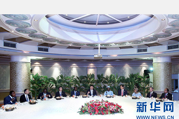 12月5日，國(guó)家主席習(xí)近平在約翰內(nèi)斯堡再次集體會(huì)見17位非洲國(guó)家領(lǐng)導(dǎo)人。 新華社記者 姚大偉 攝