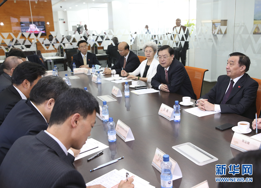 這是3月25日，張德江在肯尼亞首都內(nèi)羅畢考察中央電視臺(tái)非洲分臺(tái)并接見中央媒體駐非洲機(jī)構(gòu)負(fù)責(zé)人。 新華社記者馬占成攝