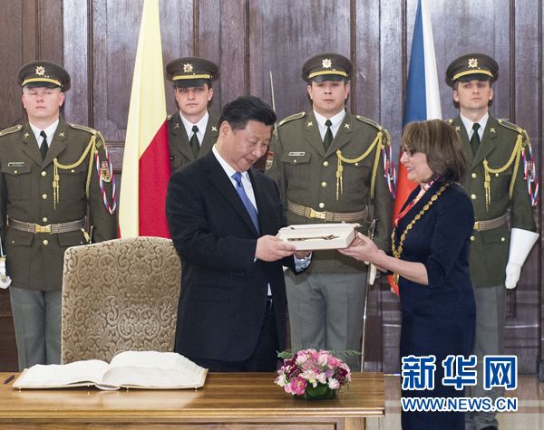 當(dāng)?shù)貢r(shí)間3月29日，國(guó)家主席習(xí)近平在捷克布拉格會(huì)見布拉格市長(zhǎng)科爾娜喬娃，并接受科爾娜喬娃代表該市贈(zèng)予的城市鑰匙。 新華社記者 王曄 攝