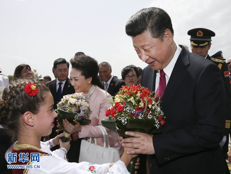  6月17日，國家主席習(xí)近平乘專機抵達貝爾格萊德，開始對塞爾維亞共和國進行國事訪問。塞爾維亞少年兒童向習(xí)近平和夫人彭麗媛獻上鮮花。新華社記者 蘭紅光 攝 
