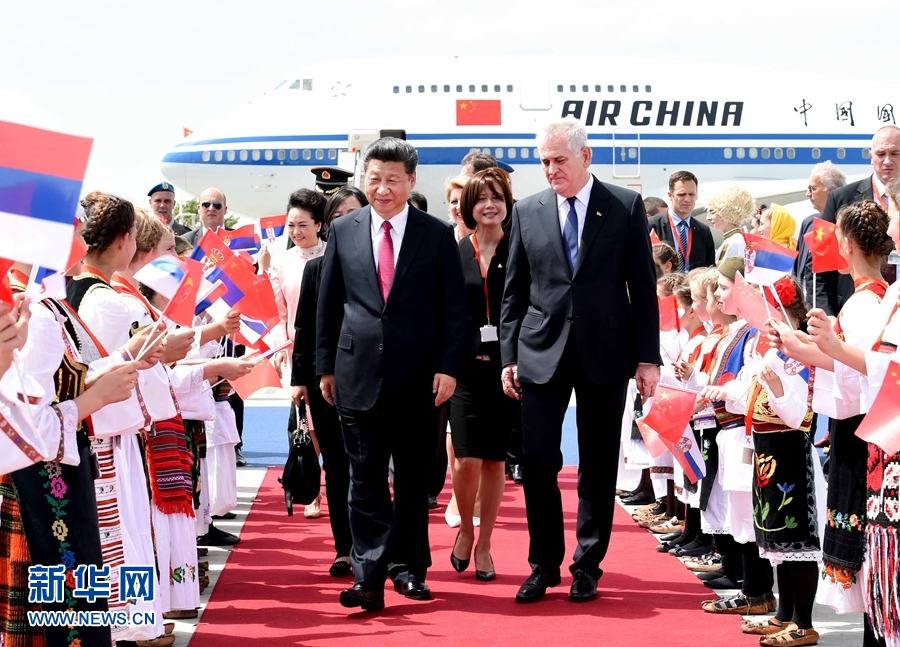 6月17日，國家主席習(xí)近平乘專機抵達貝爾格萊德，開始對塞爾維亞共和國進行國事訪問。習(xí)近平和夫人彭麗媛在機場受到塞爾維亞總統(tǒng)尼科利奇夫婦的熱情迎接。新華社記者 饒愛民 攝